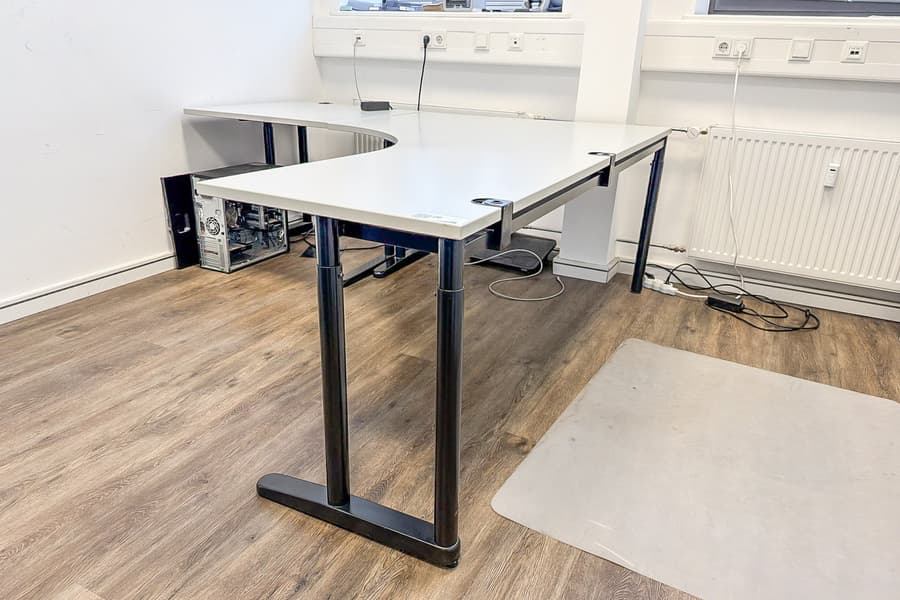 Freiformschreibtisch über Eck